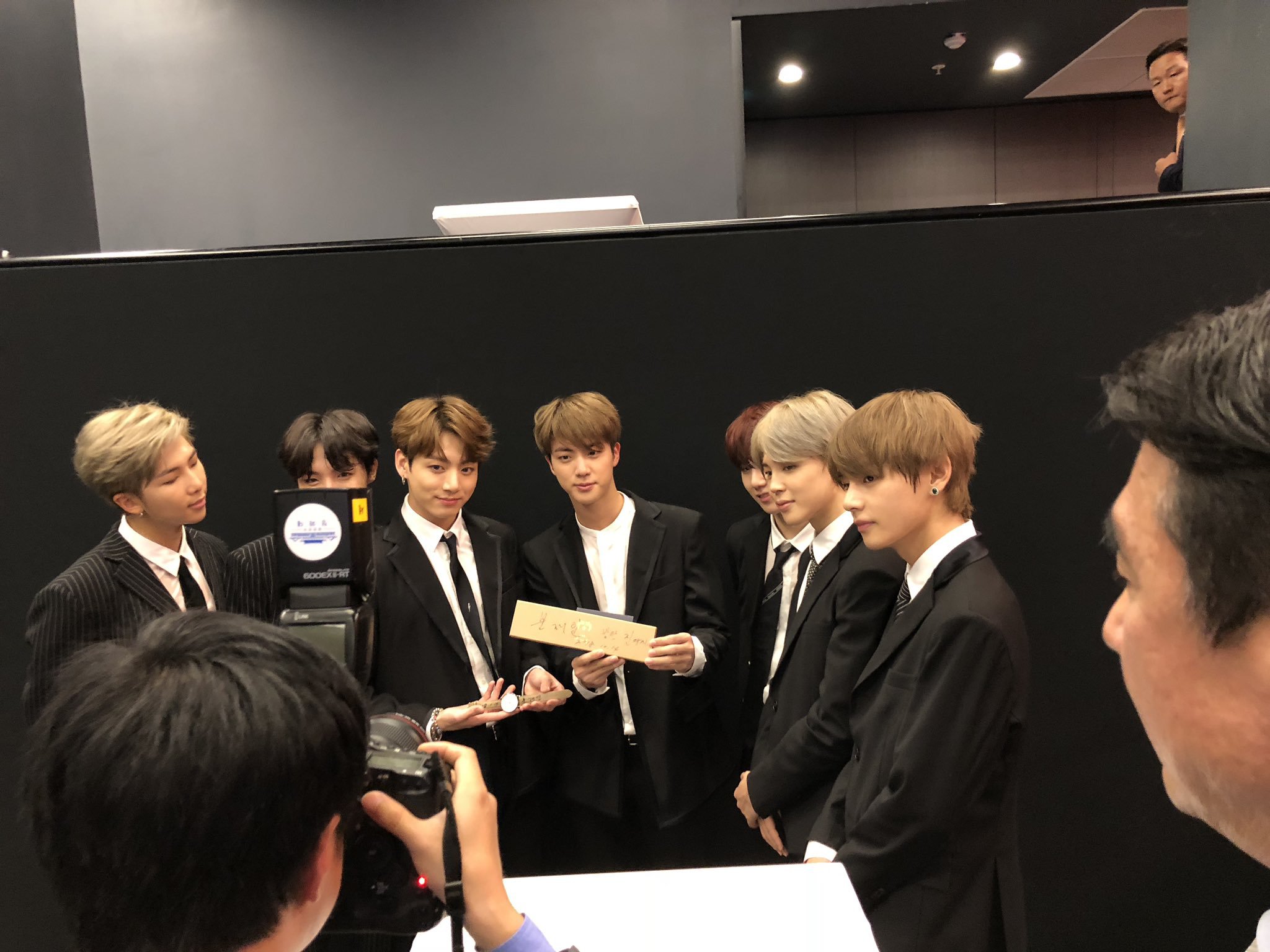 가슴팍에서 싸인펜 꺼내서 문재인 대통령님 싸인받는 방탄소년단 진 ㅋㅋㅋㅋㅋㅋ | 인스티즈