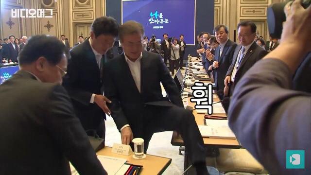 의전비서관이 했던 실수 따라하는 탁현민행정관 | 인스티즈
