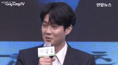 오늘 말 한번 실수했다가 제작보고회에서 선배들한테 쉼없이 놀림당한 최우식ㅋㅋ.gif | 인스티즈