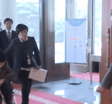 위안부 피해자분들을 만난 문재인 대통령.gif (훈훈주의) | 인스티즈