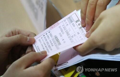 카드줄때 손모양을 어떻게 해야하나 | 인스티즈