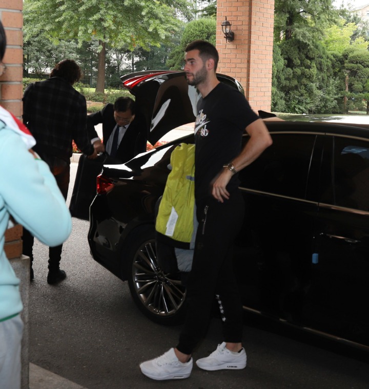 한국 도착한 우루과이 대표팀 | 인스티즈