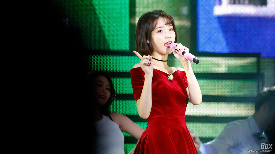 레드가 잘어울리는 아이유.jpgif | 인스티즈