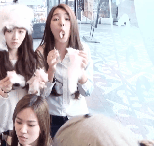 블랙보리 먹방하는 지수.gif | 인스티즈